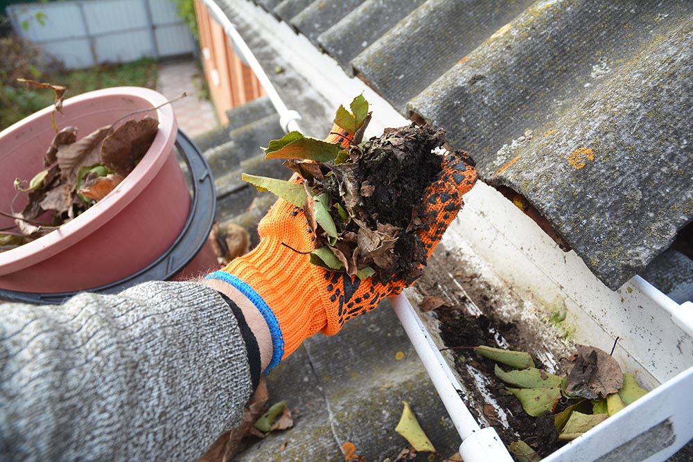 cleaning gutters kansas city