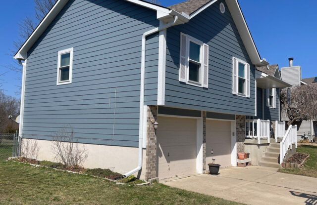 Summit, MO home with new James Hardie Siding & ProVia Windows installed by Smart Exteriors