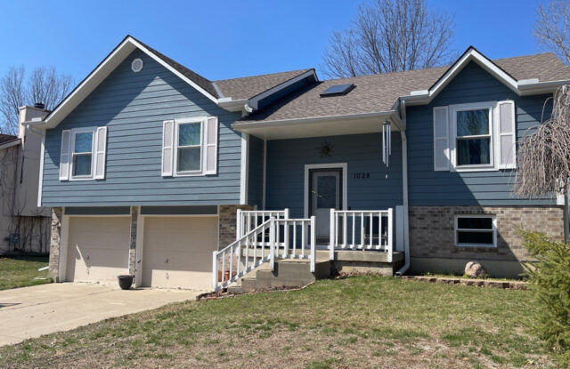 Summit, MO home with new James Hardie Siding & ProVia Windows installed by Smart Exteriors