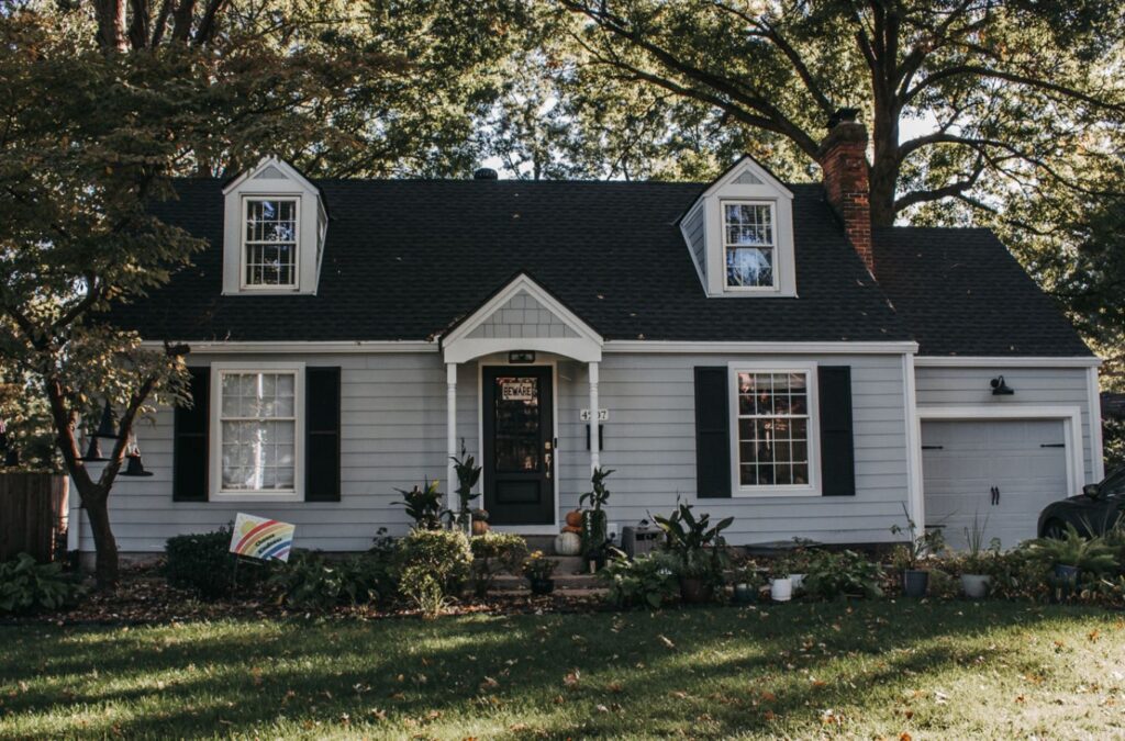 A Smart Exteriors team member working on a siding project in Belton, MO, highlighting the benefits of expert siding services.