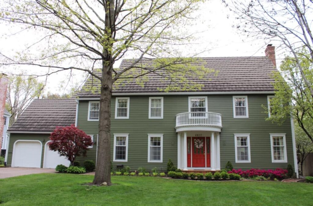 A Smart Exteriors employee providing expert siding contractor services in North Kansas City, MO, ensuring lasting results and a clean exterior finish.