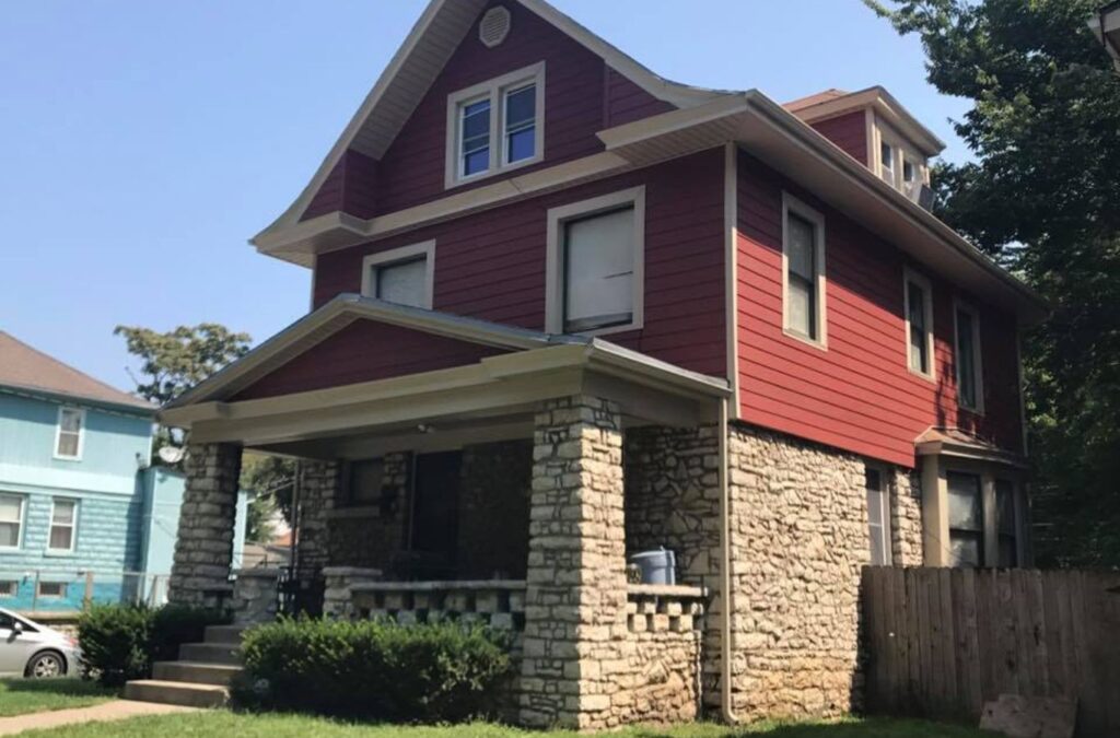 A Smart Exteriors contractor at work in North Kansas City, MO, demonstrating expert craftsmanship and siding expertise. Siding Contractor near me.